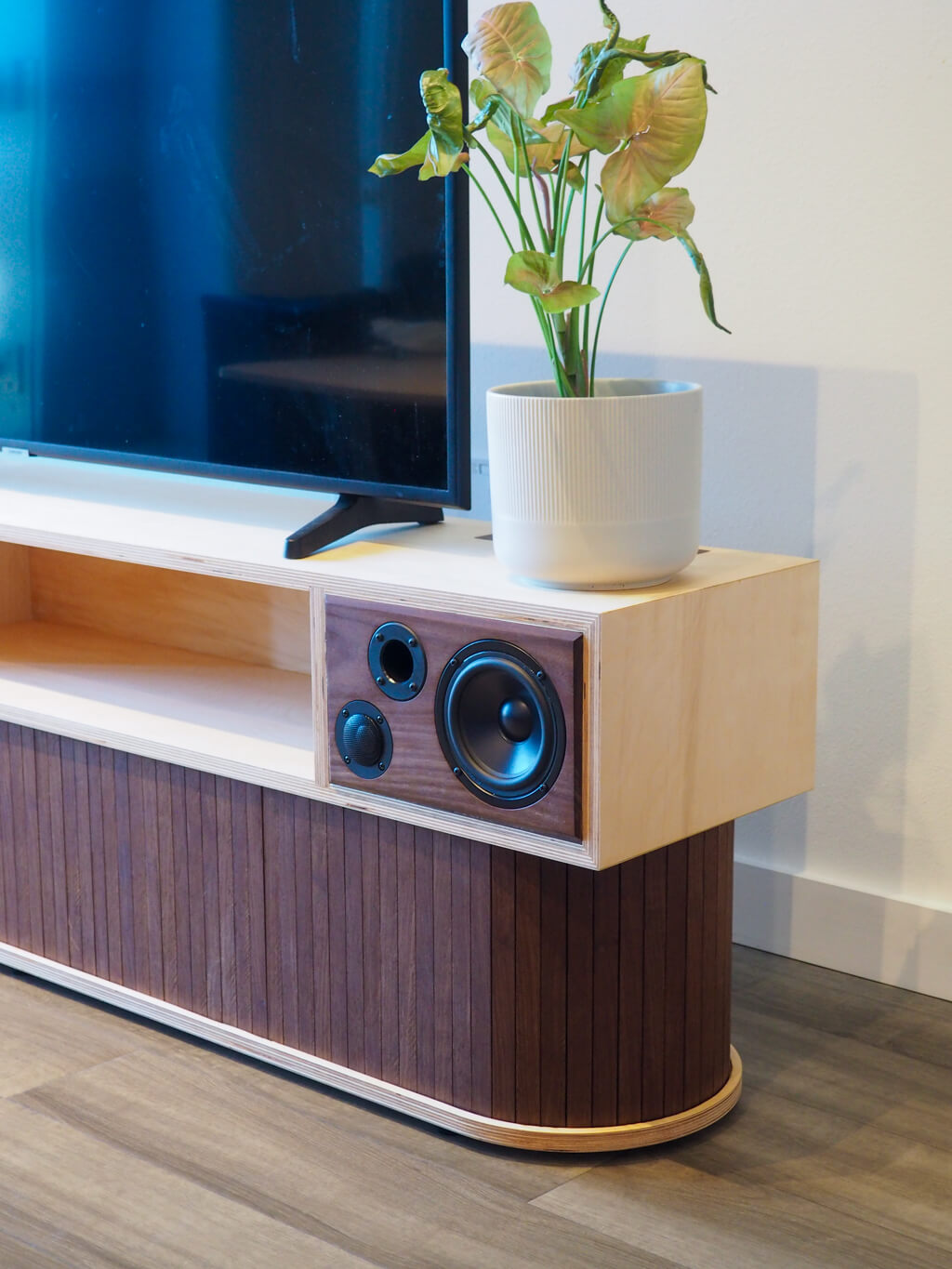 Read more about the article Tambour Stereo Console